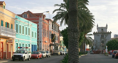 Die Hauptstraße in Mindelo mit Torre de Belém (Insel São Vicente)