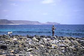 Cabo Verde Sal Angler Serra Negra Angler mit Serra Negra im Hintergrund