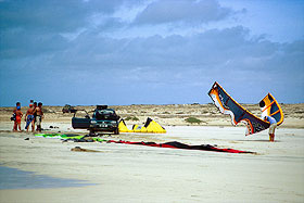 Kapverden Sal Surfer Kite Surfen Kite Surfer bei Ponta Preta